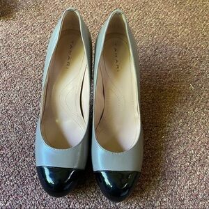 𝅺TAHARI in taupe and black tall heels with fabulous lines. Great looking shoe!